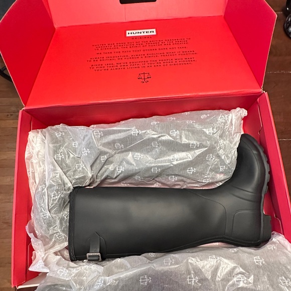 Hunter Tall Matte Black Rain Boots, size 8, with box - Picture 9 of 11